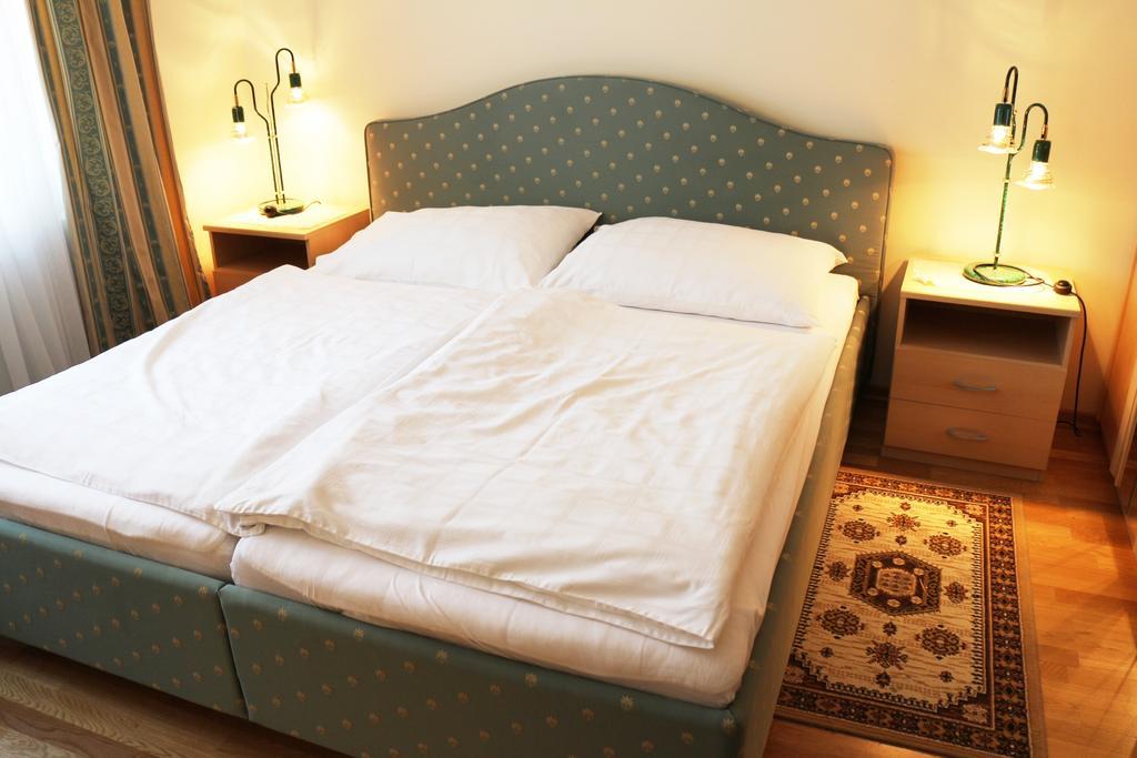Haus Zu Den Zwei Eichen Apartment Perchtoldsdorf Room photo